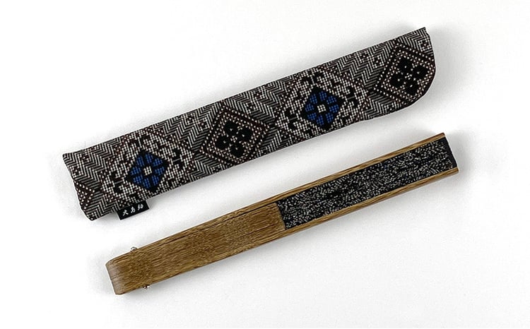 本場奄美大島紬 手織り扇子（泥染め龍郷柄 青) 鹿児島県 奄美群島 奄美