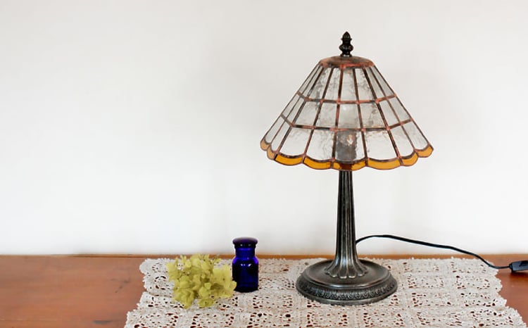 Nijiiro Lamp のステンドグラスのテーブルランプ キノコ / ランプ