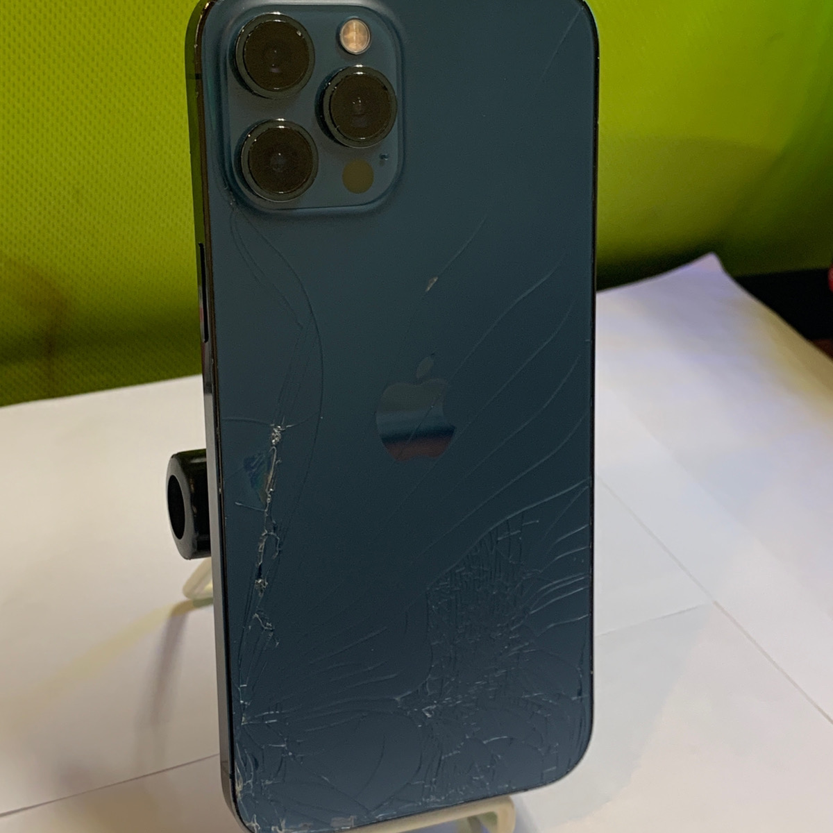 iPhone 12ブラック 背面ひび割れあり Apple iPhone 12 128GB ブラック