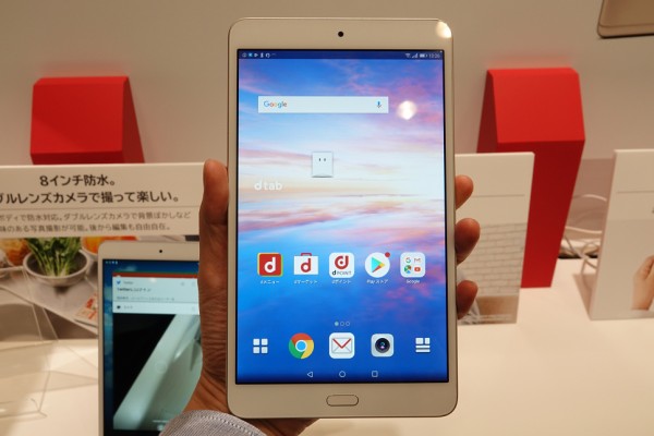 シリーズ初のデュアルカメラを搭載！NTTドコモの防水・防塵対応8インチ