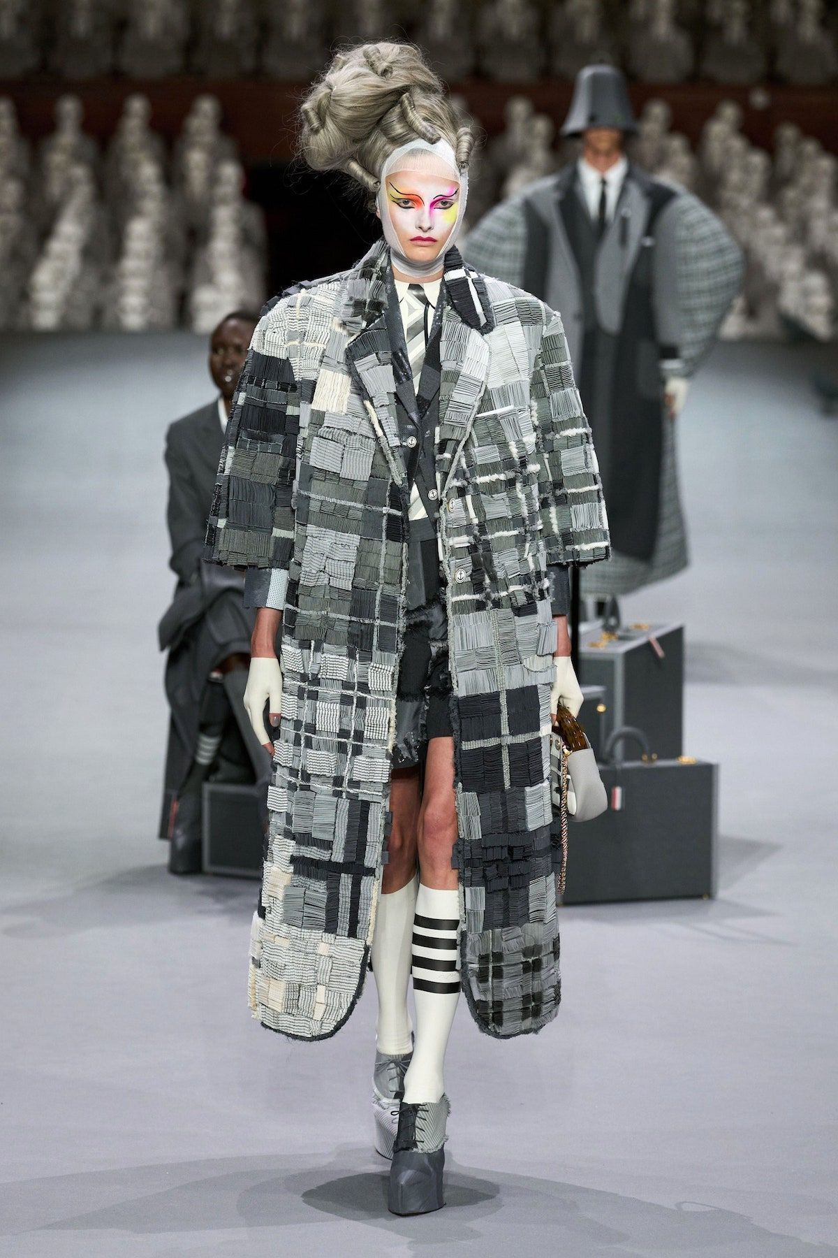 トム ブラウンが20周年の節目にクチュール・デビュー。象徴的なグレー