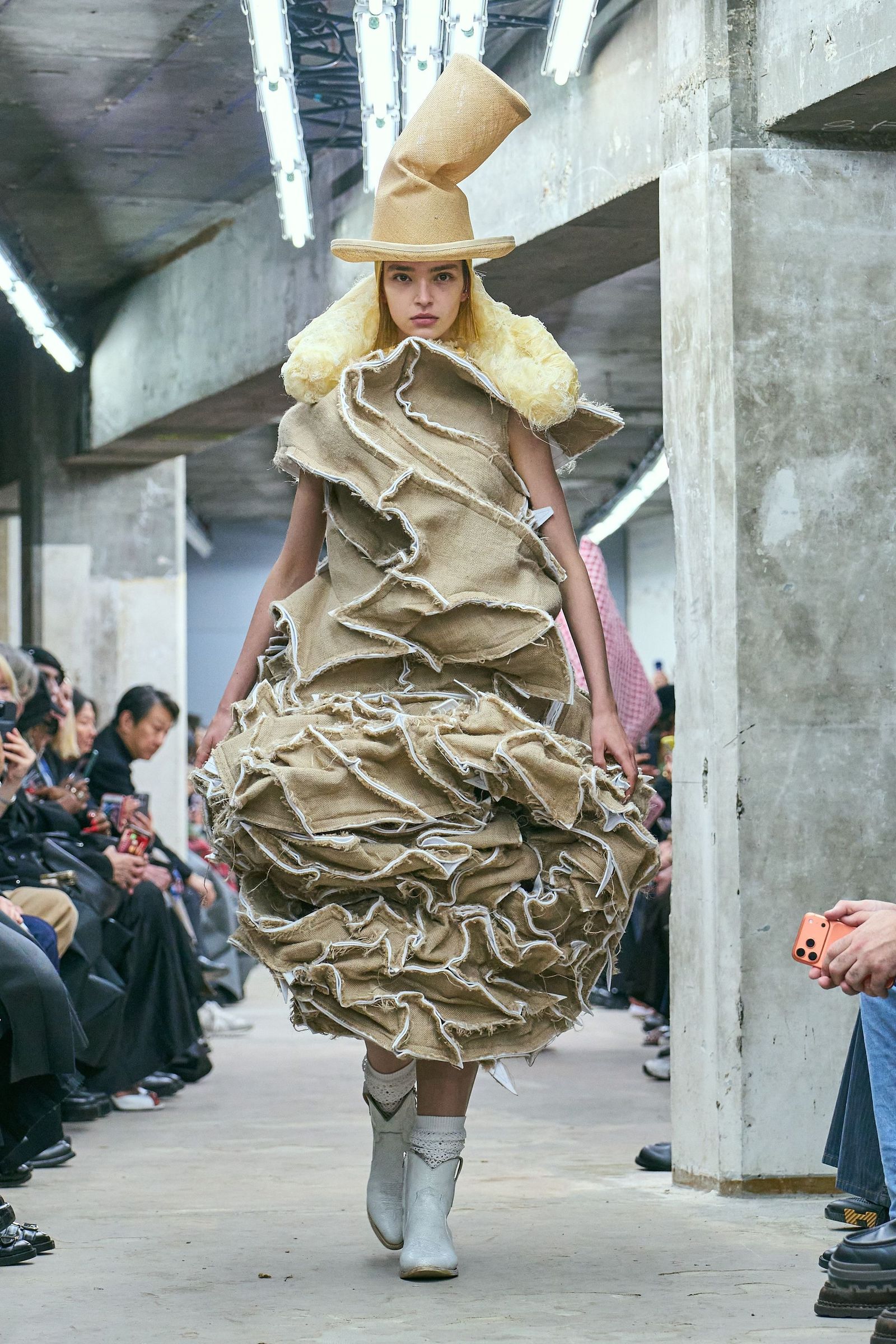 コム デ ギャルソンの全24ルックをレビュー。より強い表現を追求し