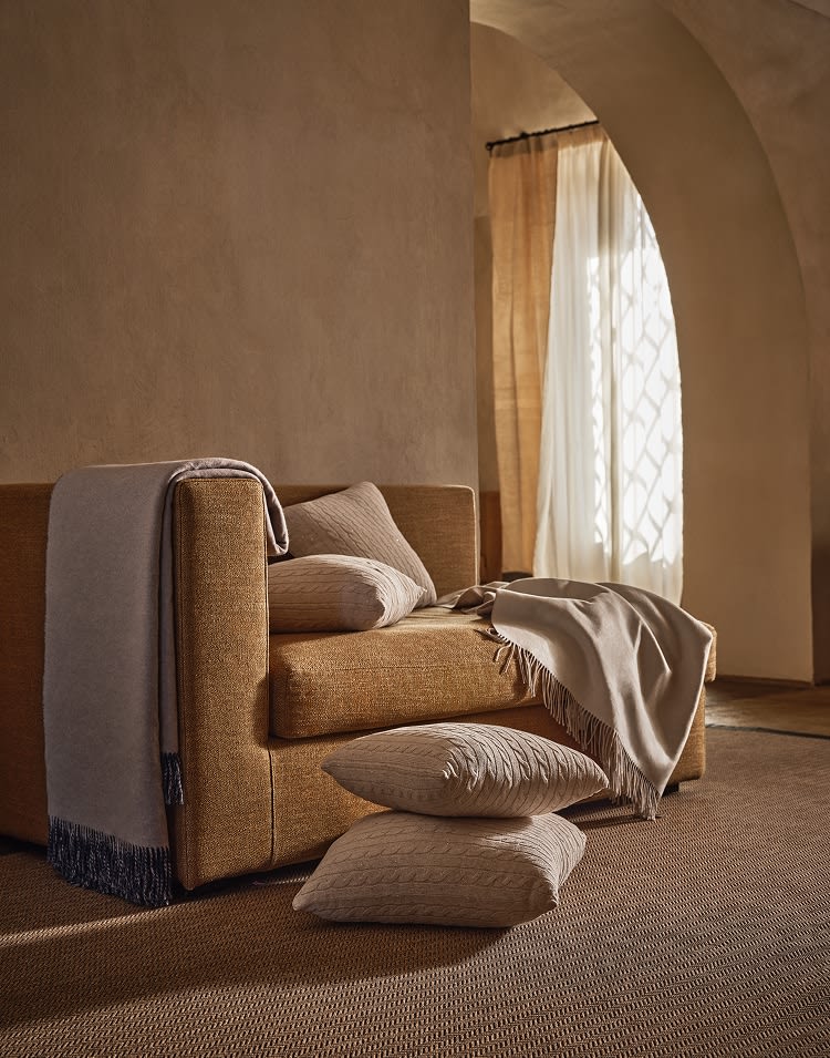 ホームデコレーションに最適な上掛け、ブランケット | Brunello Cucinelli