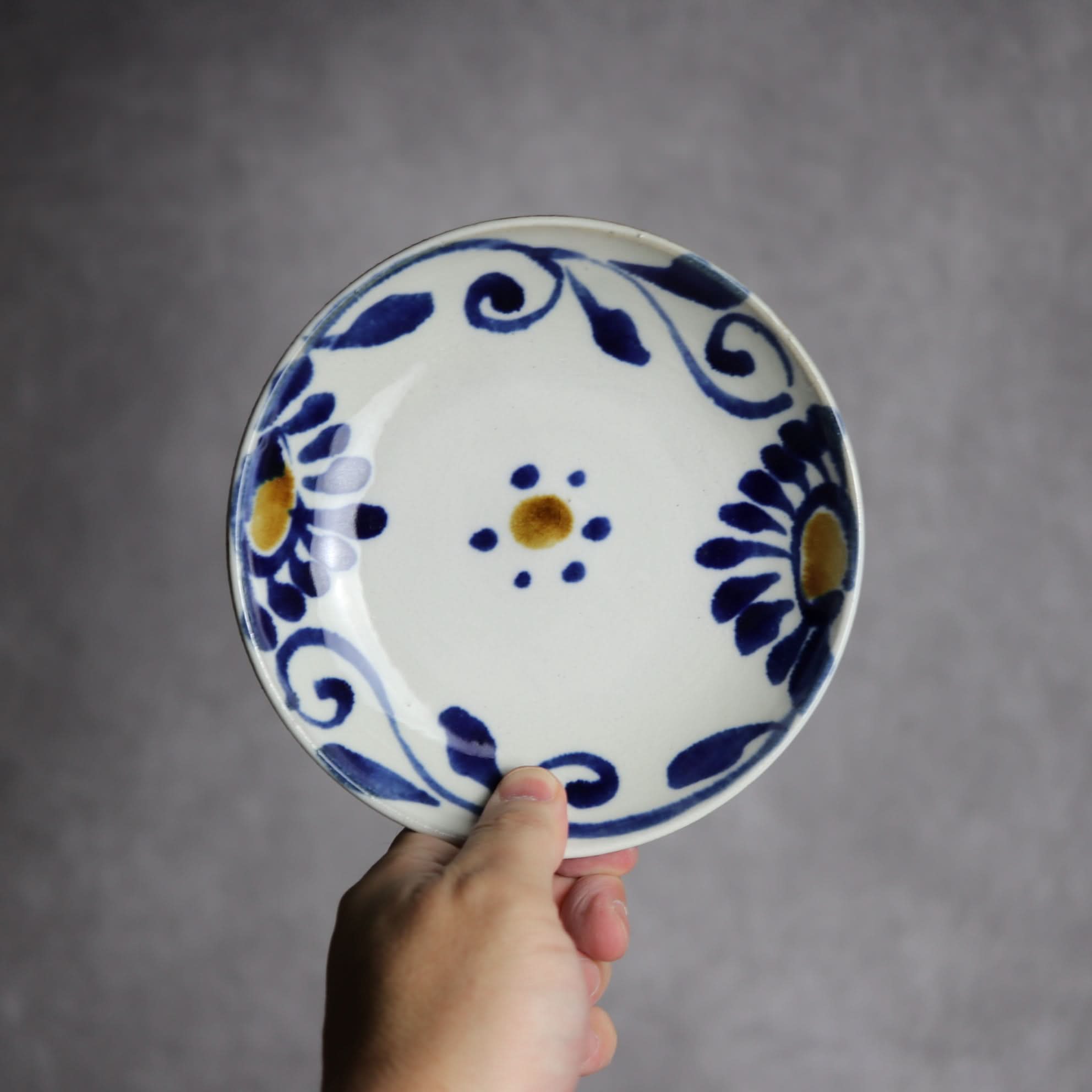 5寸皿1 飴 呉須釉 菊唐草 やちむん 陶器 拓美窯｜拓美窯｜やちむん