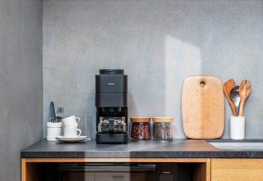 手軽に挽きたてのおいしさを楽しめる、コンパクトな全自動コーヒー