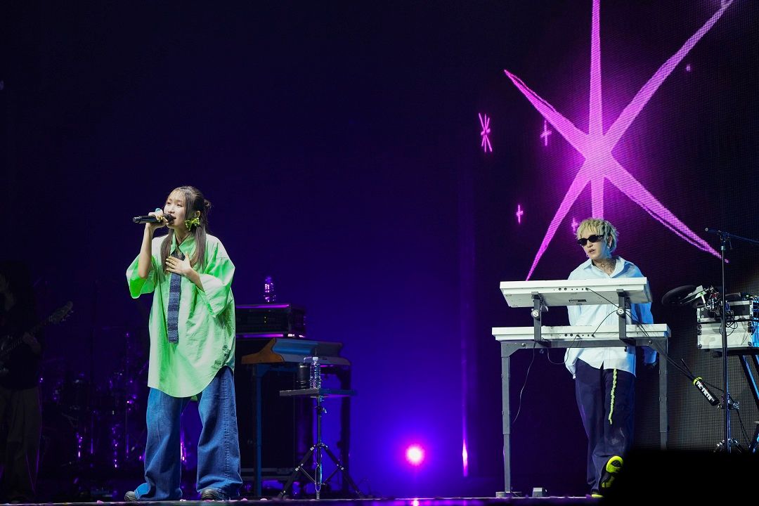 YOASOBI、韓国音楽フェスで『アイドル』をパフォーマンス 韓国語を交え