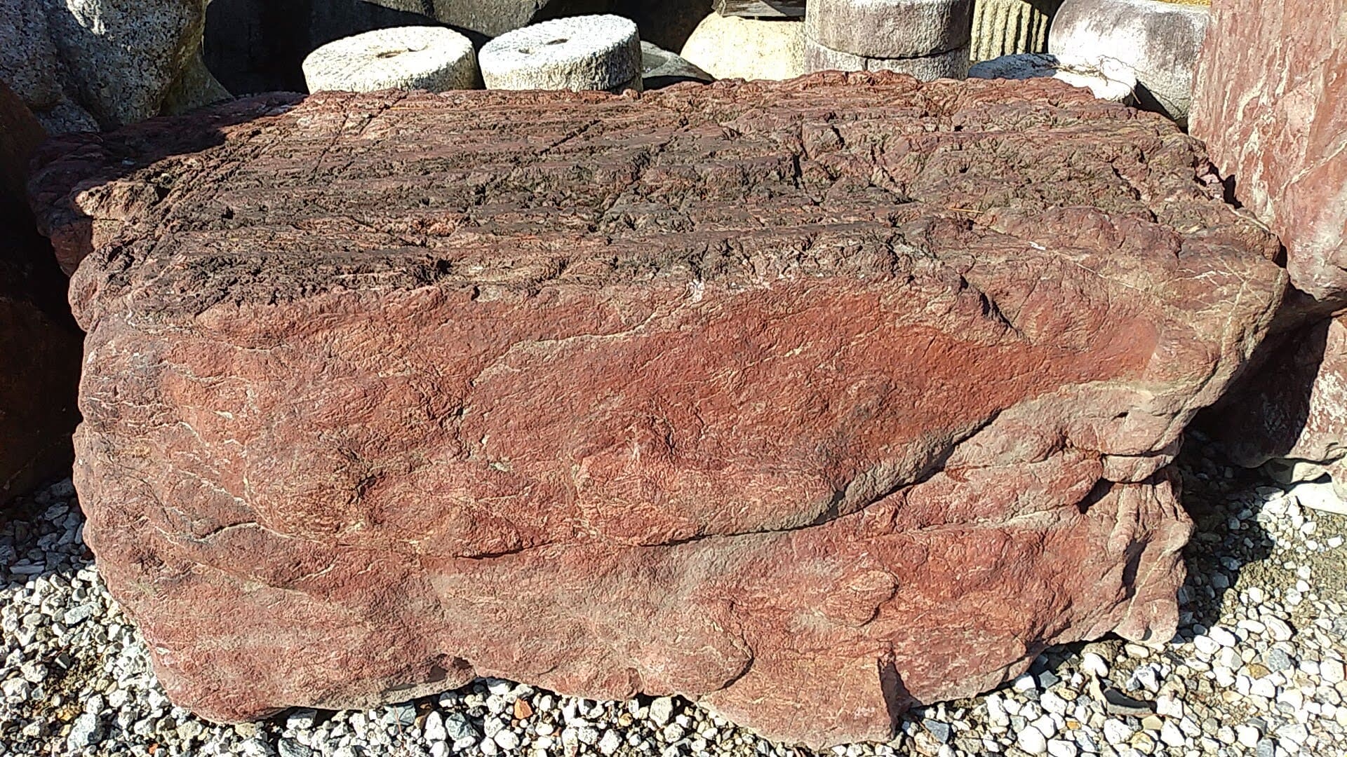 佐渡赤石 - 人の目を惹きつける深紅の稀少な赤石