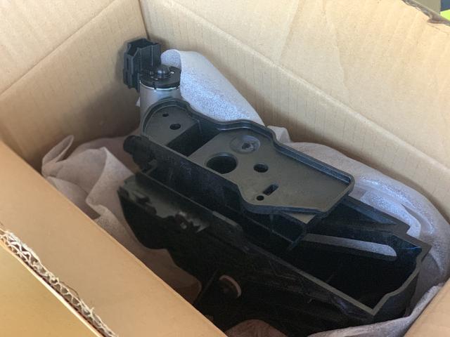 キャデラック エスカレード リアゲート ダンパー 交換 アクセルペダル