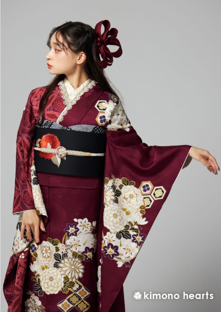 菊花と吉祥文様が美しい赤の振袖。大正浪漫な雰囲気で成人式 | kimono