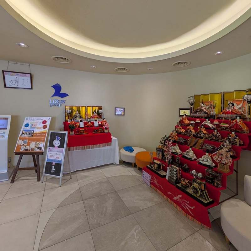 朝霞市のリゾン本社受付で「平場の月」主演の堺雅人さんと井川遥さんの