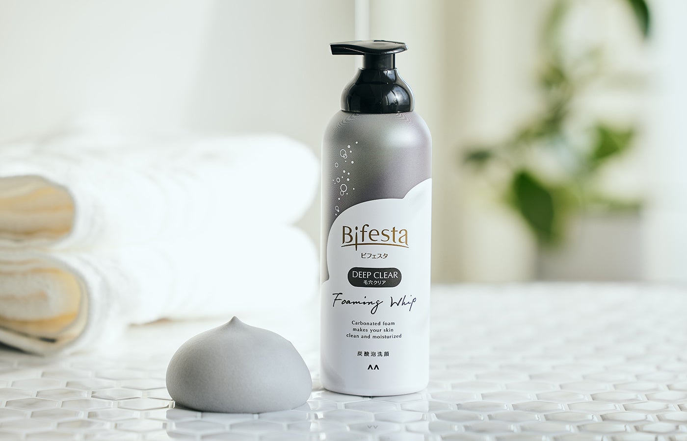 人気の炭酸泡洗顔から炭&クレイ配合のディープクリアが新登場
