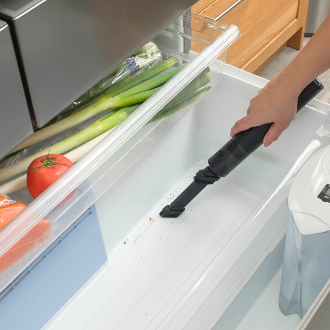 手の届く場所に置いてサッとお掃除 約350gの軽量ハンディクリーナー