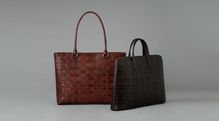 マザーハウスがアンティークレザーの新作バッグを発売 ～クラフトマン