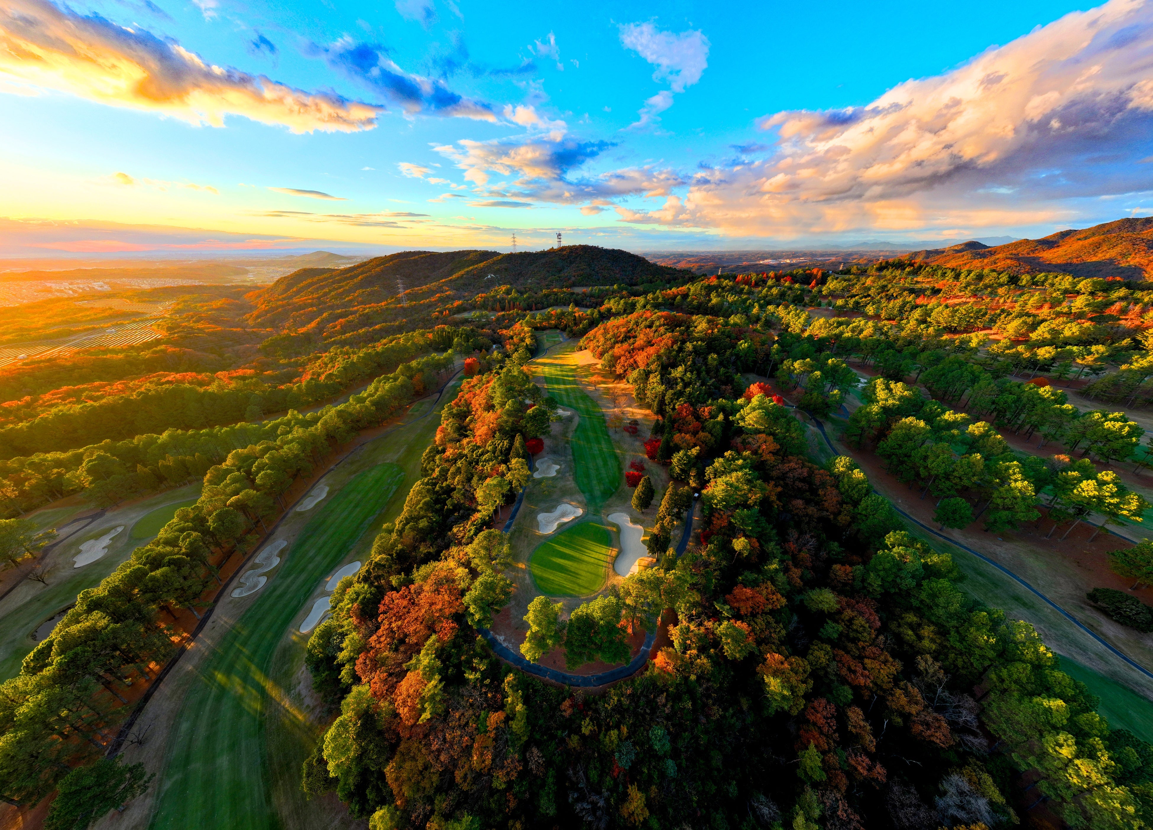 ゴルフ場の造形美を繊細に描いた宮本卓氏の写真集“HIKARI HAS COME”を