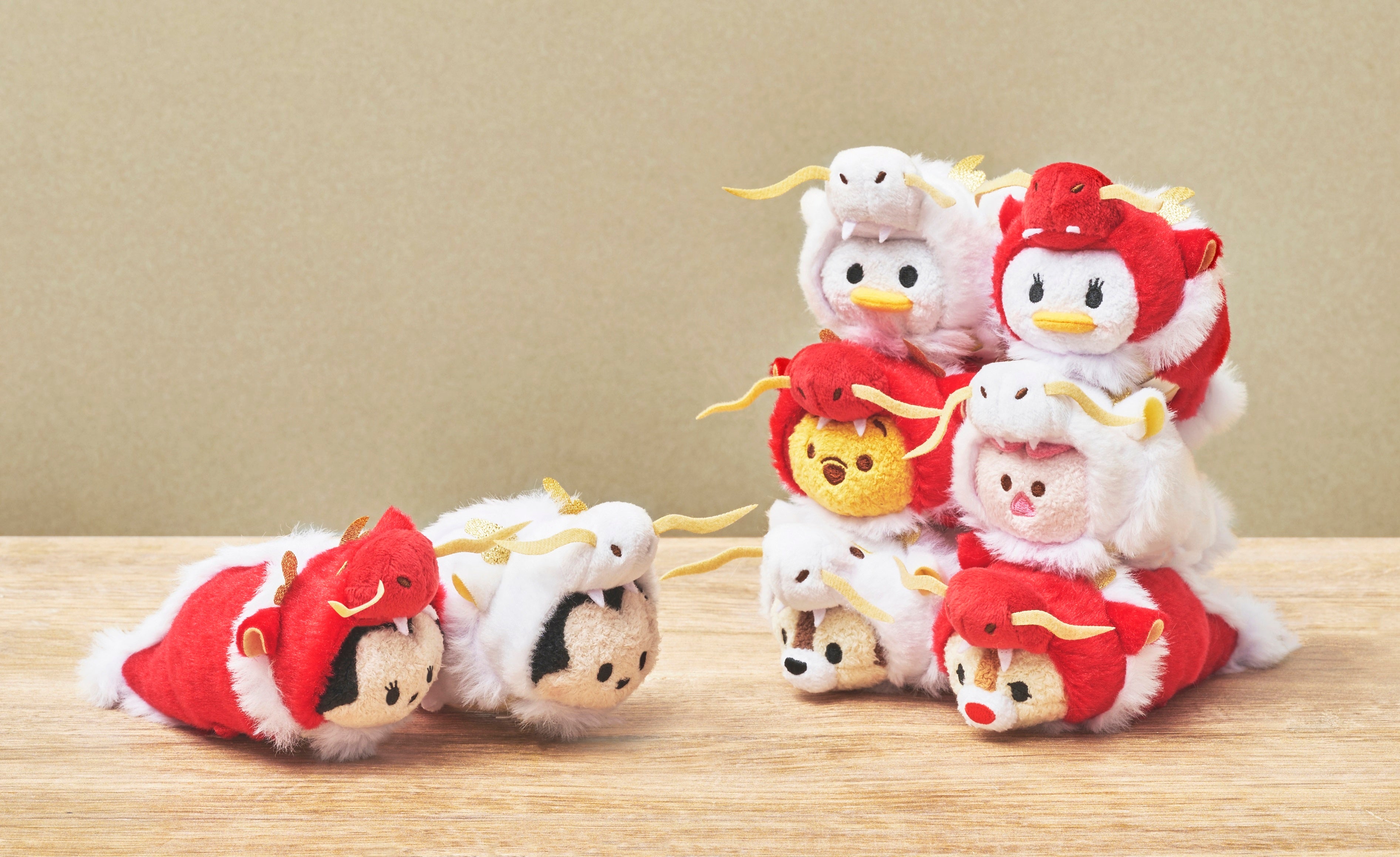 2024年の干支、辰のコスチュームを着たプーさんのぬいぐるみシリーズを