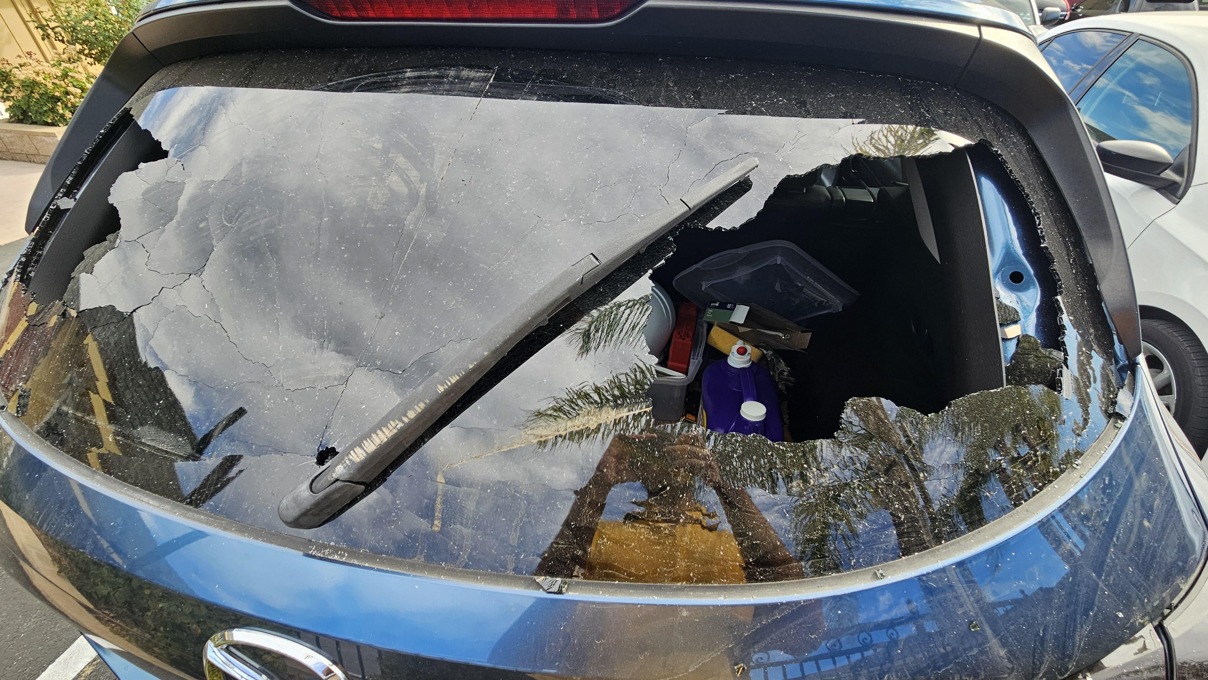 2018年式のマツダCX-5のリアウィンドウがまた割れちゃったんだけど、再