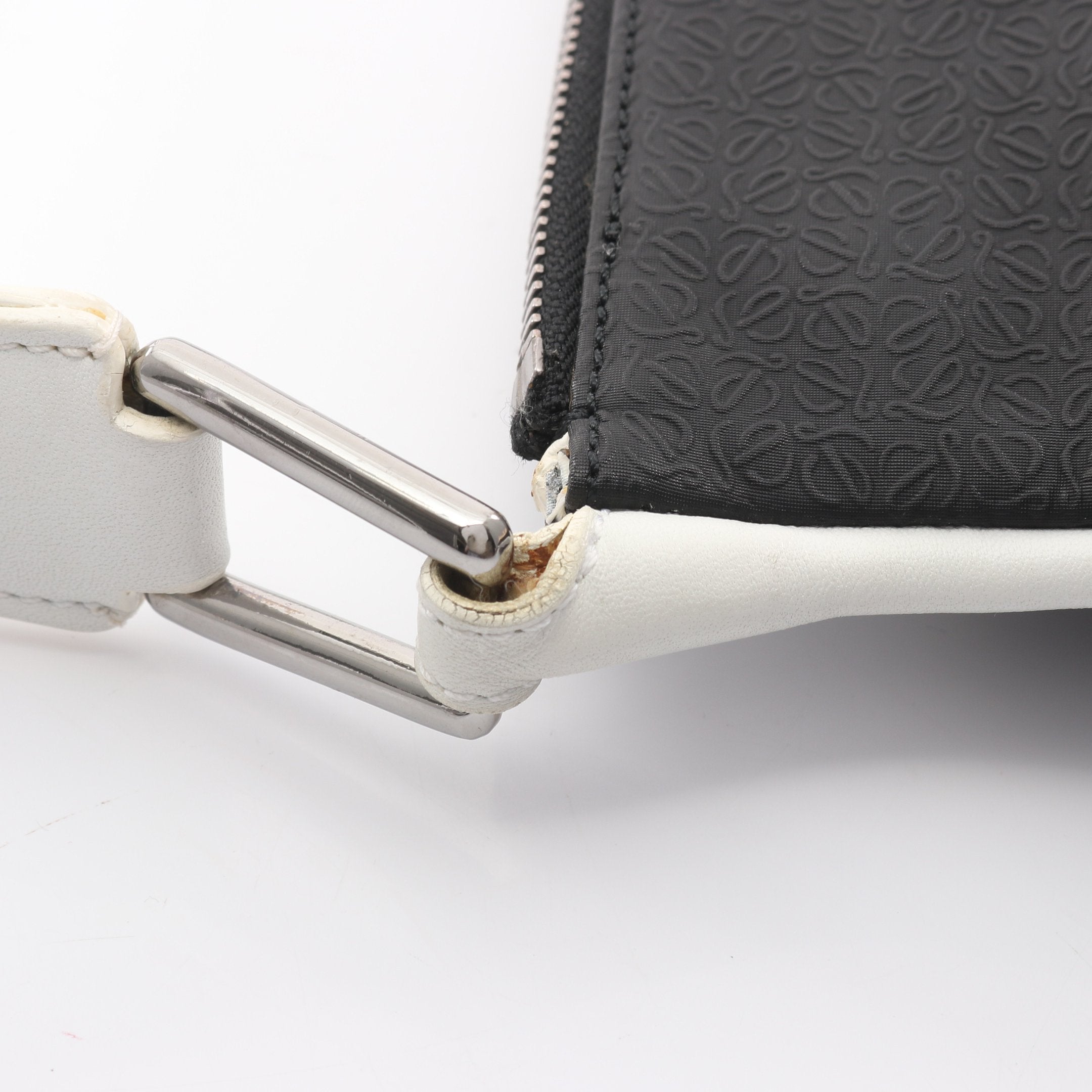 リピートアナグラム ショルダーバッグ PVC レザー ブラック ホワイト