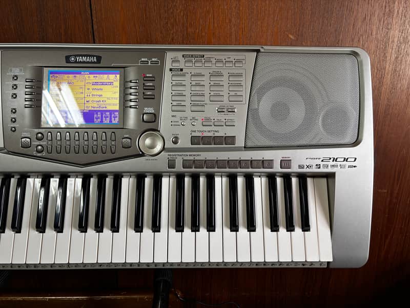 Yamaha PSR-2100 61-key PORTATONE Electric Keyboard w/ bag power