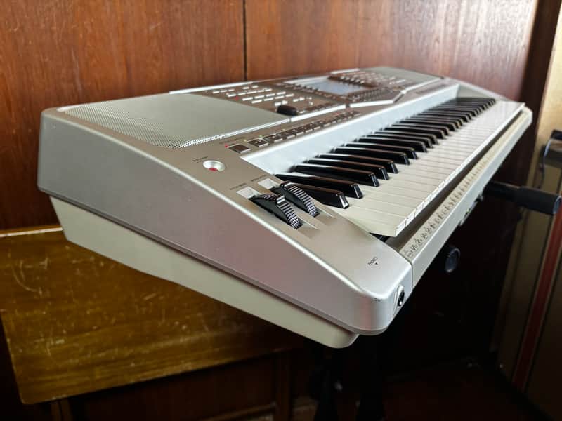 Yamaha PSR-2100 61-key PORTATONE Electric Keyboard w/ bag power