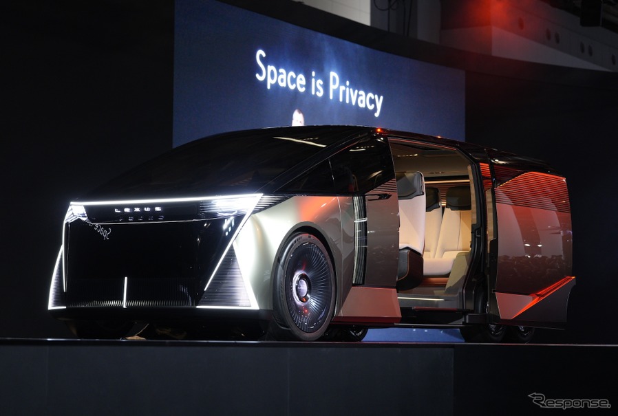 新型『レクサスLS』が6輪のミニバンになった理由をデザイナーに聞いて