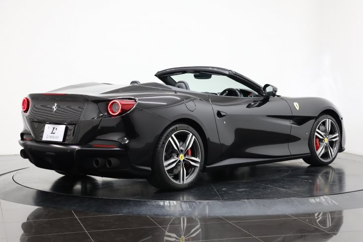 フェラーリ ポルトフィーノ M 希少右ハンドル ネロレザー カーボン