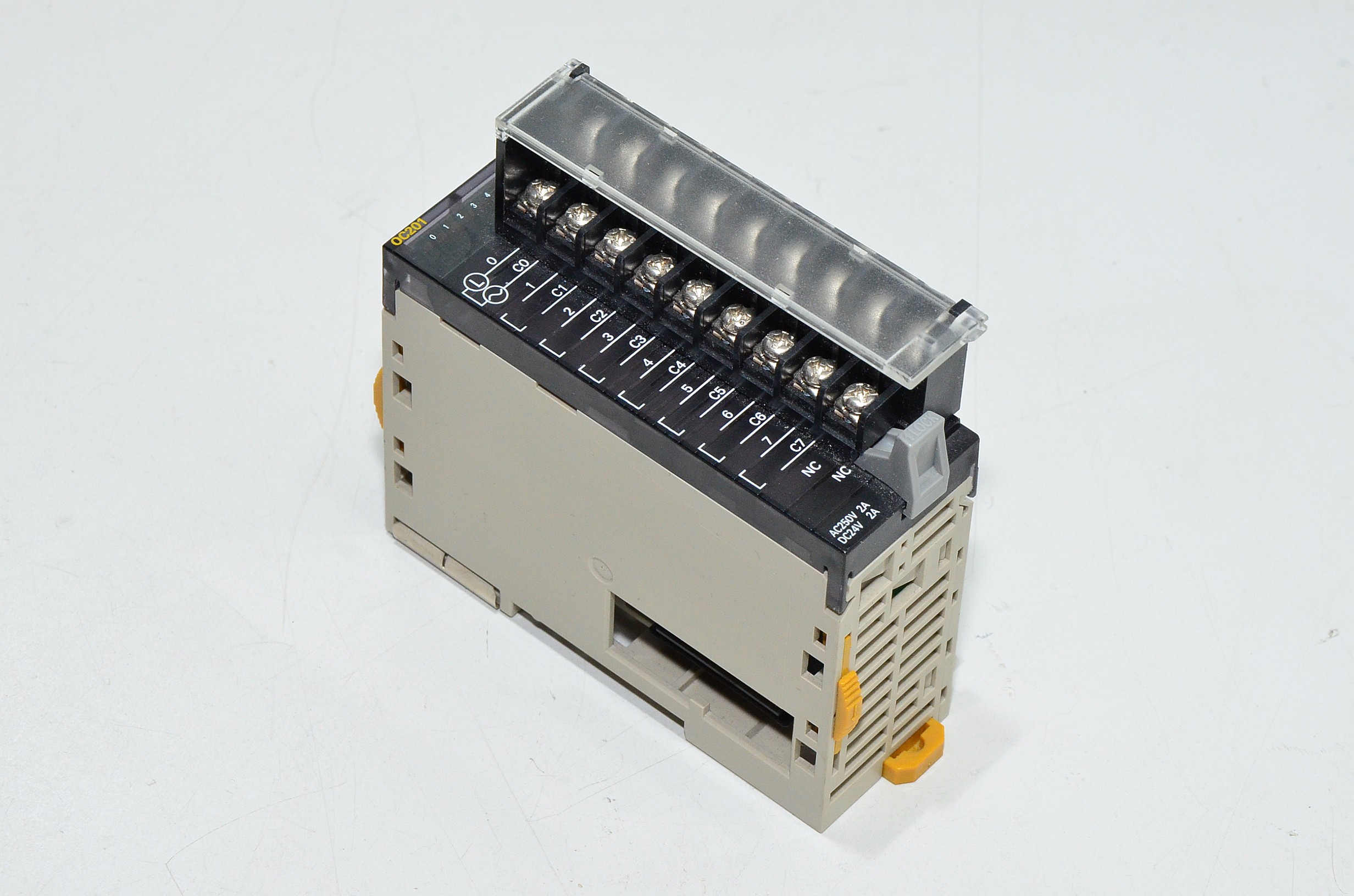 Omron CJ1W-OC201 output unit 8x relay outputs 250VAC/24VDC 2A