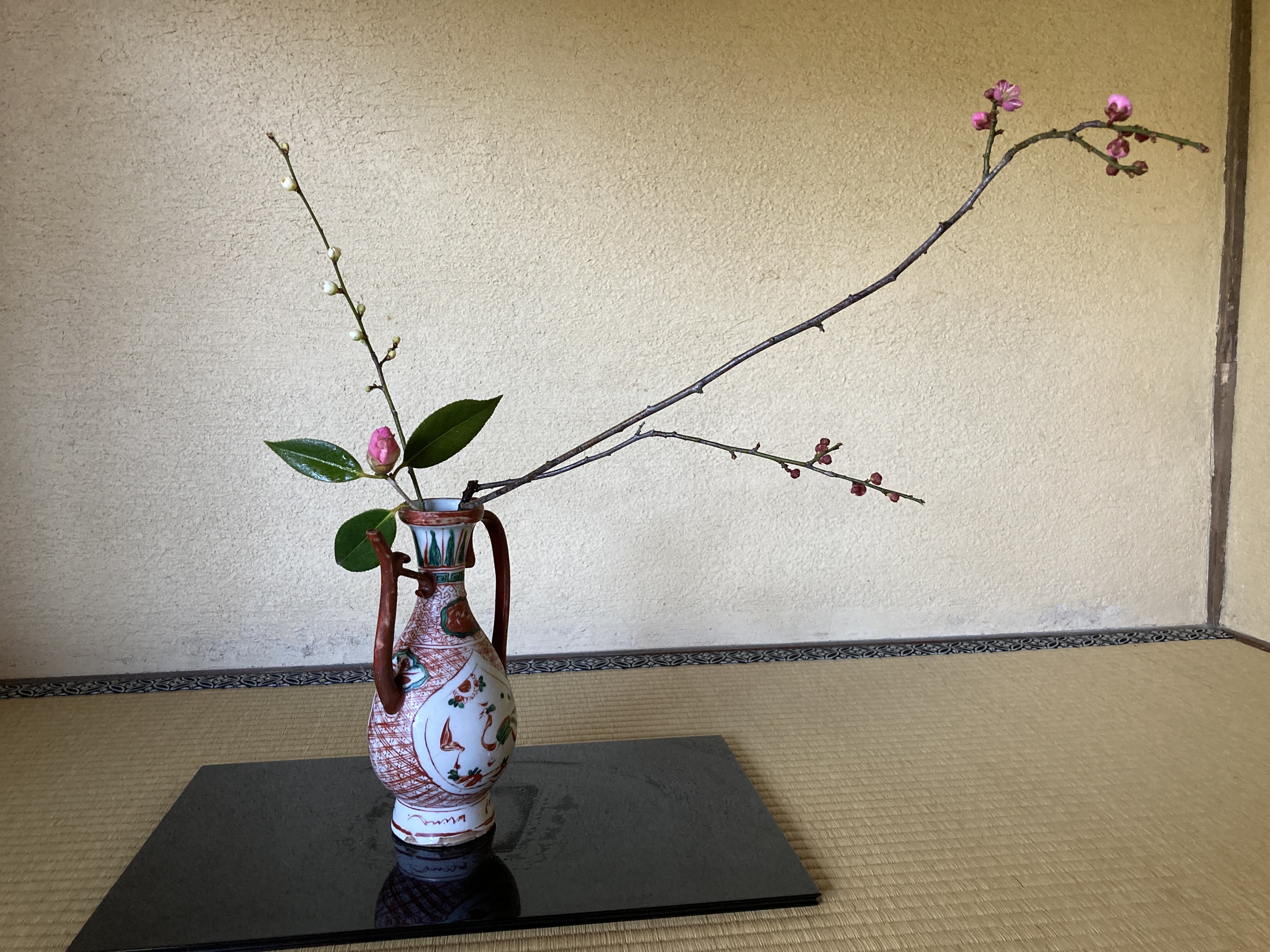 一器・一花・一菓 〜古赤絵の仙盞瓶 〜 「花いらず」生けてこそ 紅白の