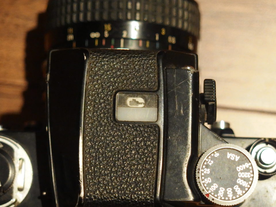 ニコンF2に電池を入れてみたら、露出計が動いた！ | セミブログ