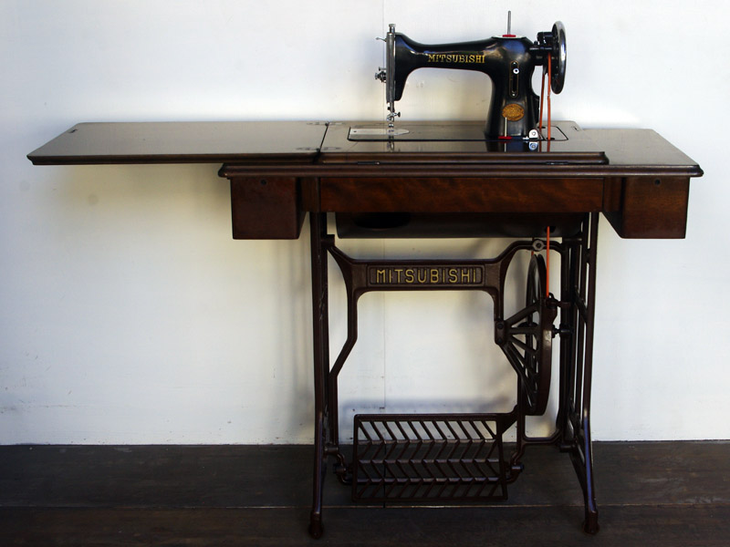 No.634 MITSUBISHI 三菱電機製 家庭用足踏みミシン：アンティーク