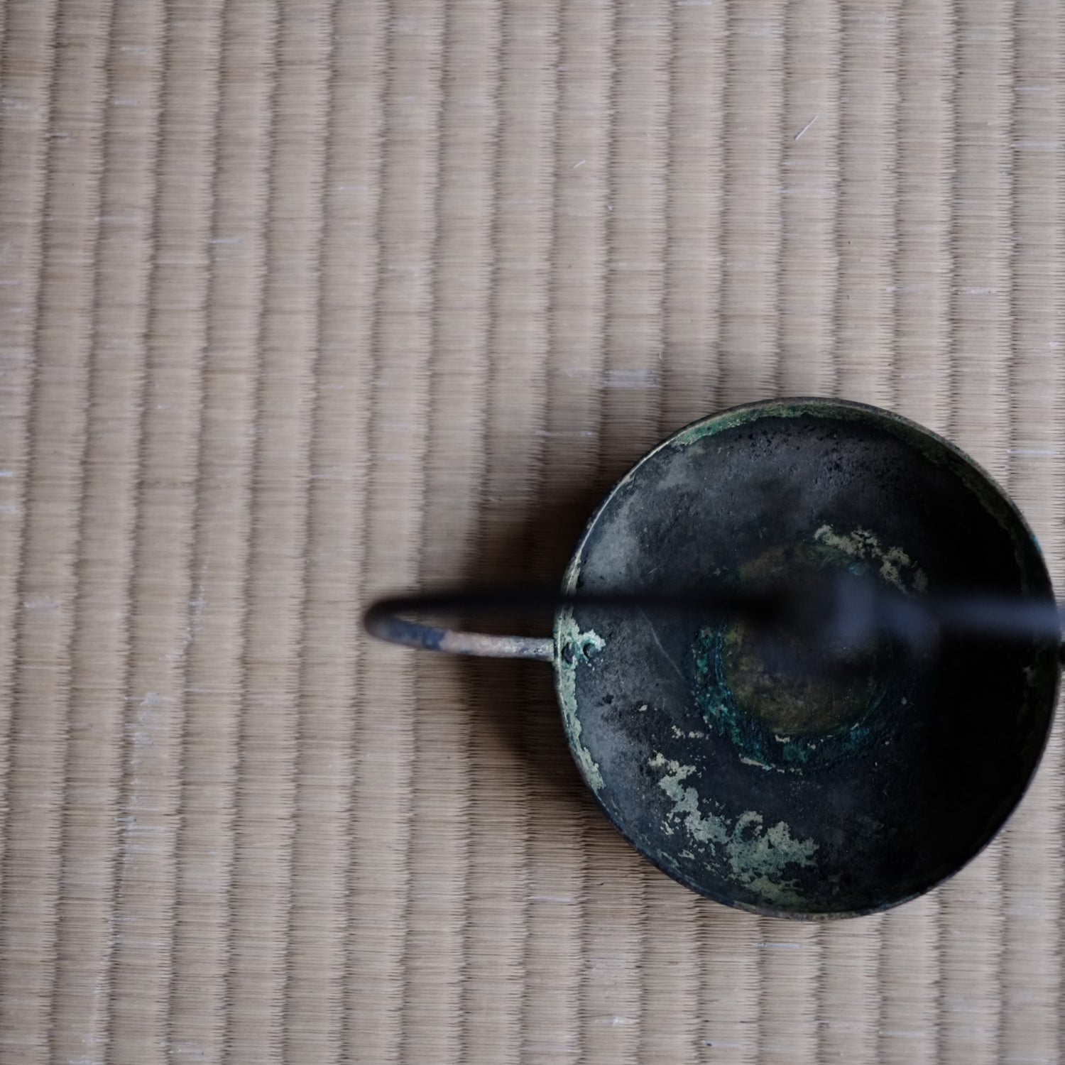 古銅 吊り灯火器 (明治期頃) – 逢季荘