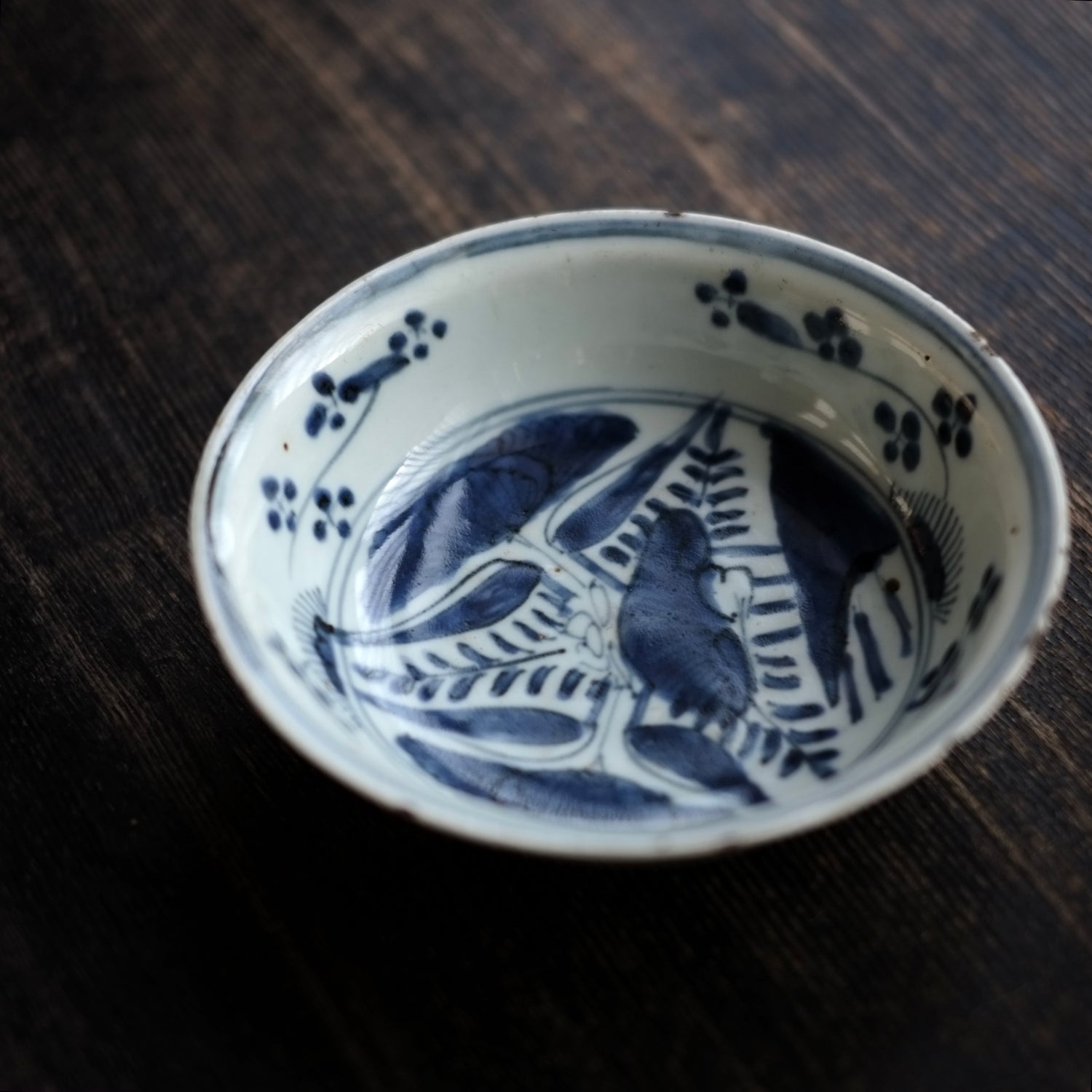 古染付 蓮子文 五寸 青花深皿(明末清初) – 逢季荘