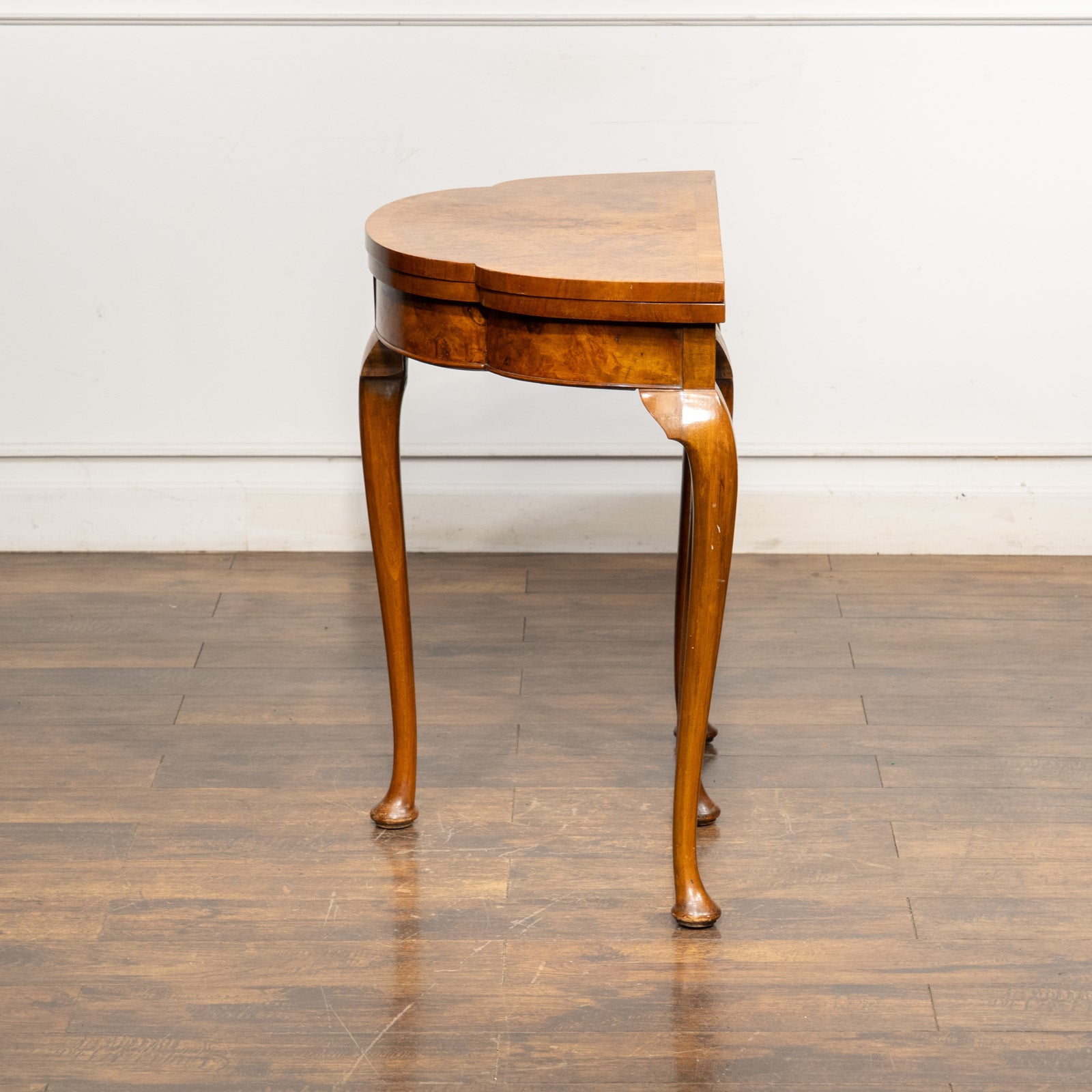 ハーフムーンの美しいシルエット 開くと円形のゲームテーブルになる