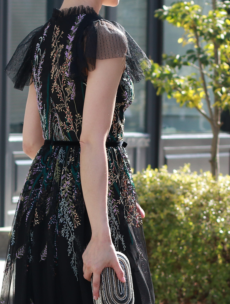 エム・エル・モニーク・ルイリエ(ML Monique Lhuillier)|Vネックライン