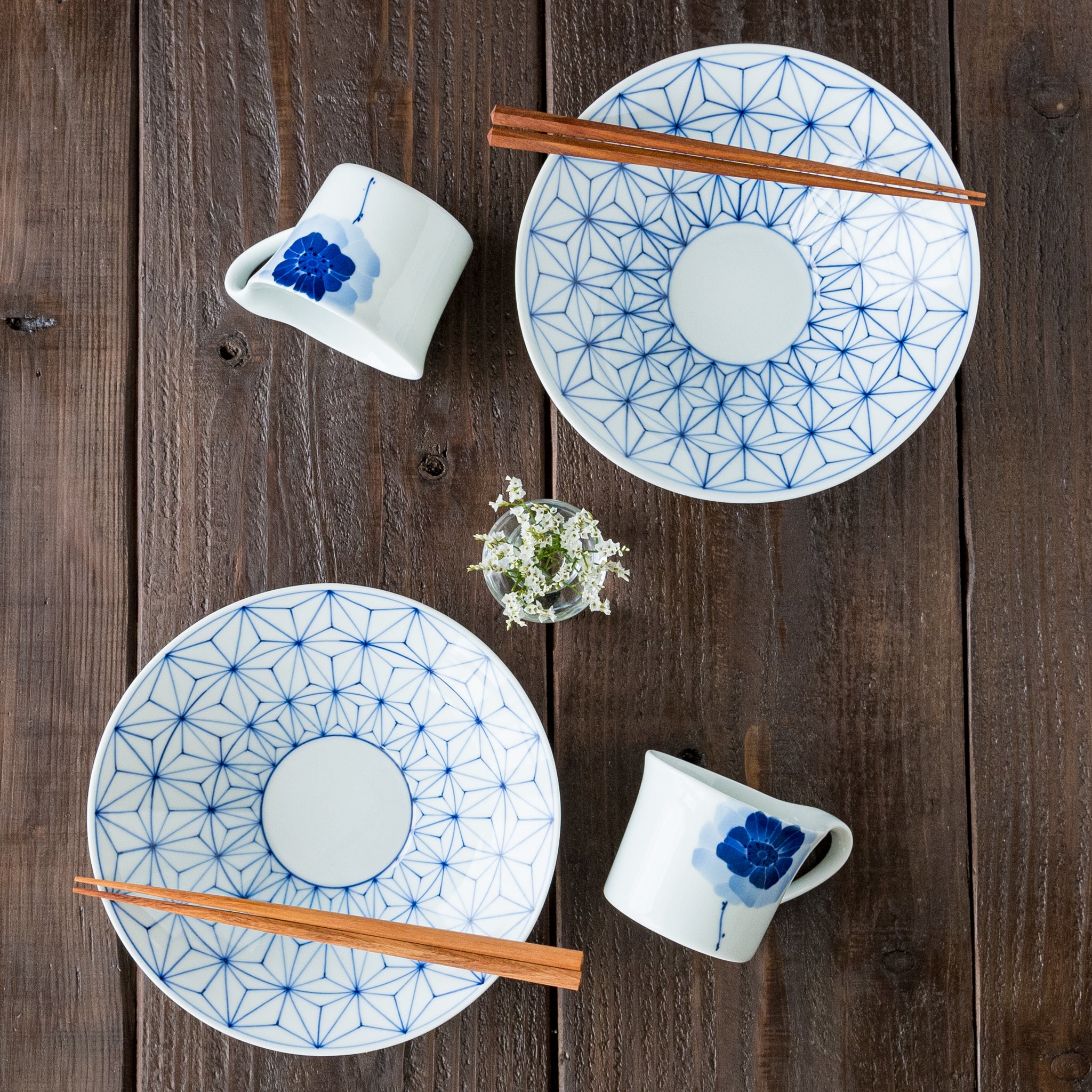 瀬戸染付窯屋 眞窯 猫がのぞくマグカップ お花 ｜窯元、作家ものの