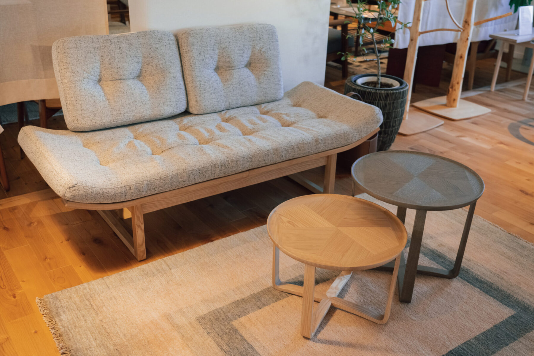 ガーベラ リビング 丸テーブル | 塩田家具 リヴリア