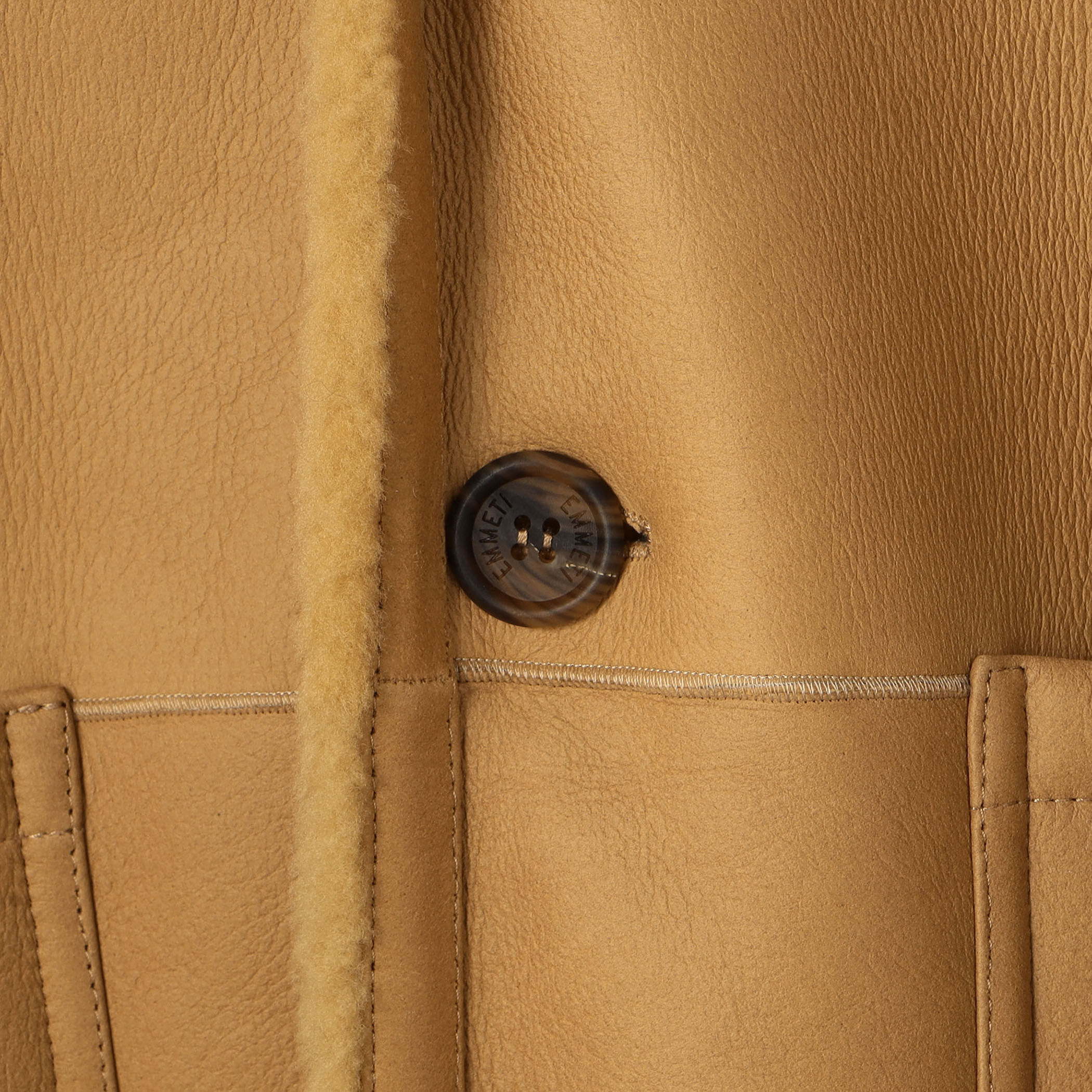 別注】EMMETI SAXTON ムートン チェスターコート｜トゥモローランド