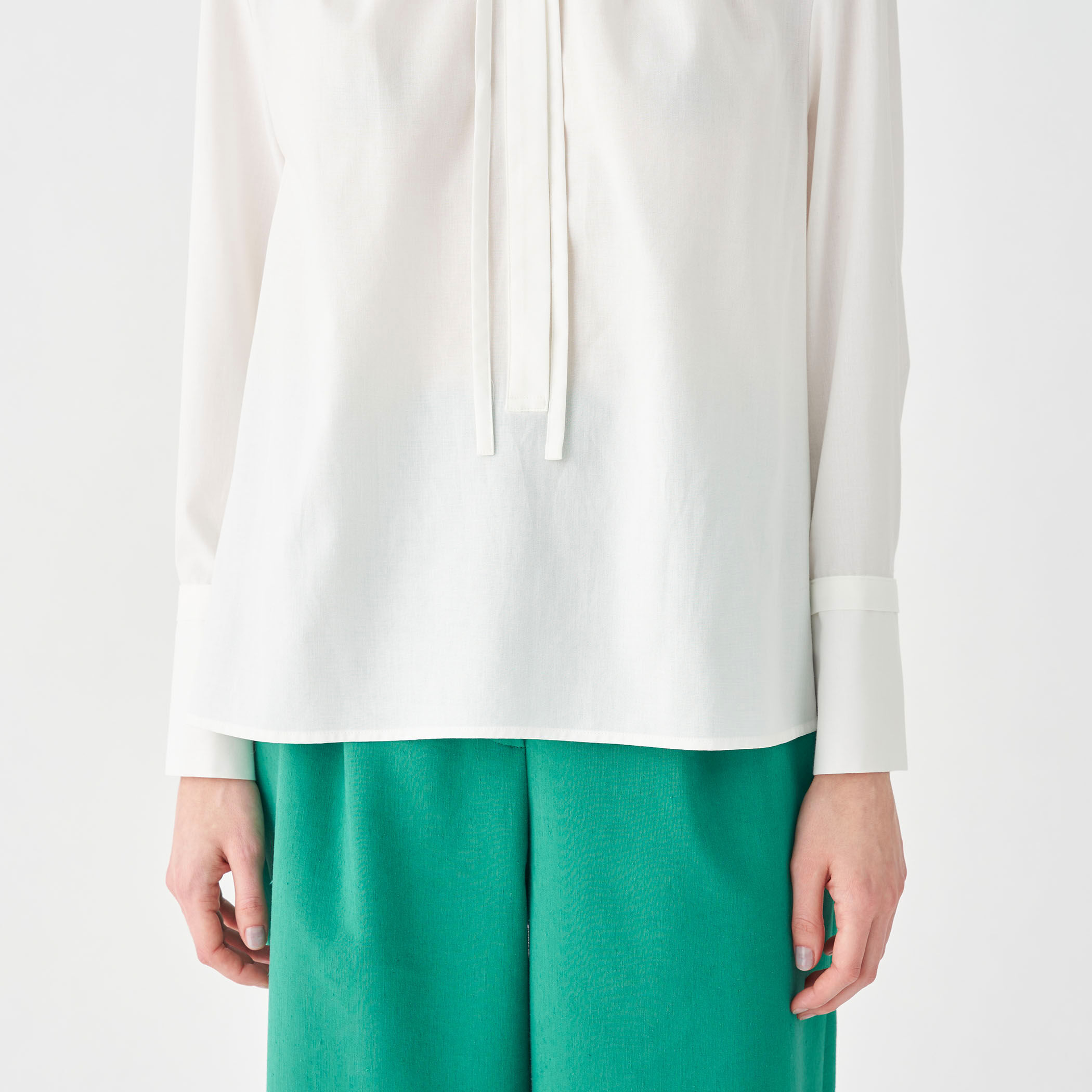 クリスタルコットン ギャザーVネックブラウス｜トゥモローランド 公式通販