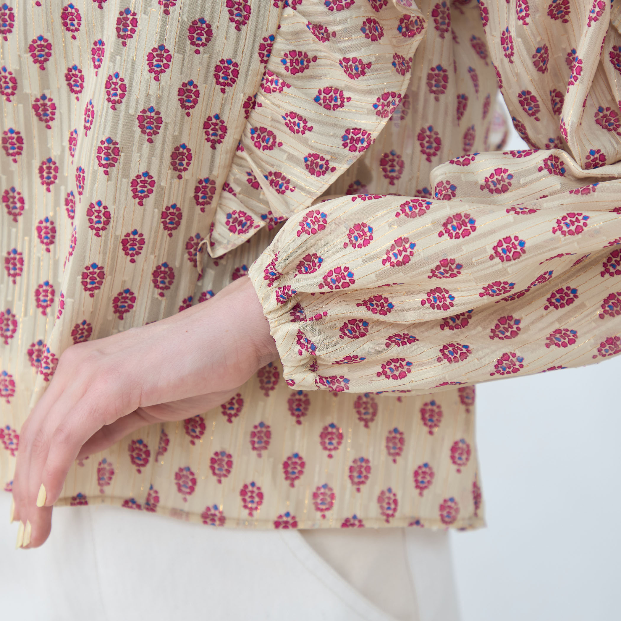 カットジャカードプリント フリルブラウス｜トゥモローランド 公式通販