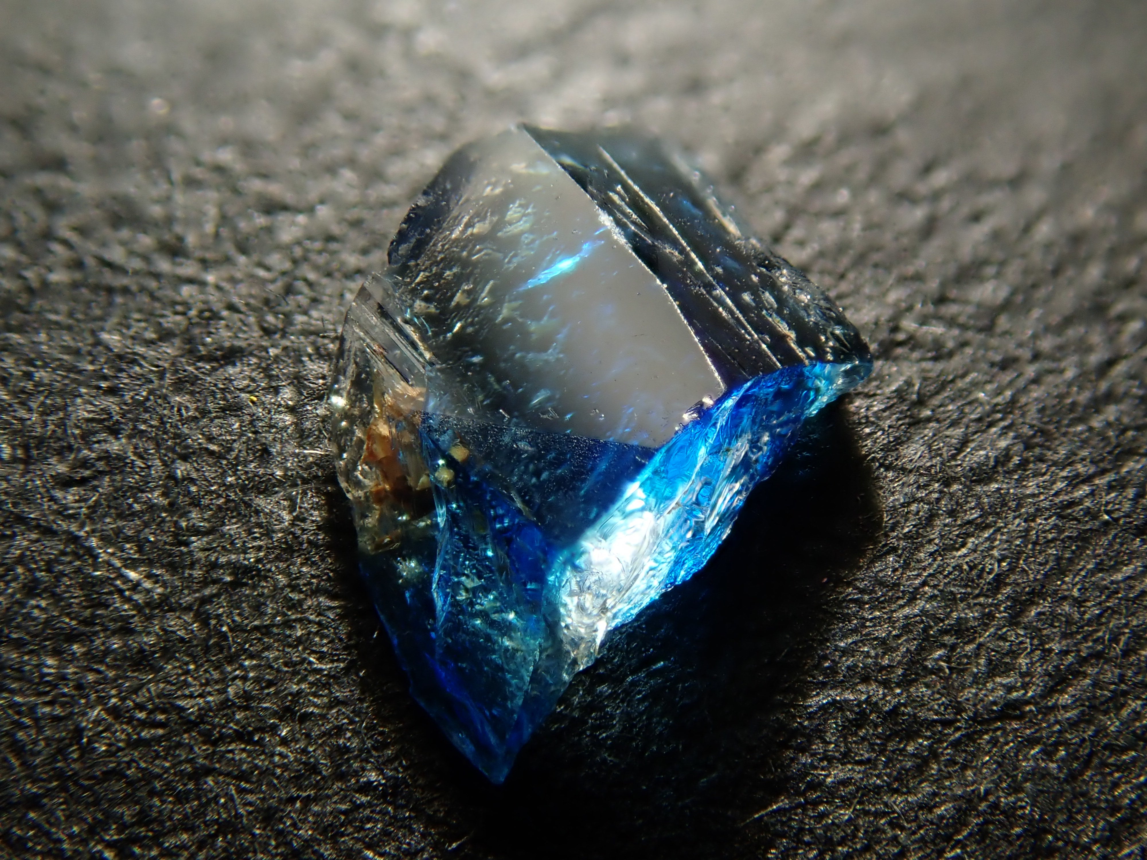 ジンバブエ産バイカラーユークレース 0.165ct原石