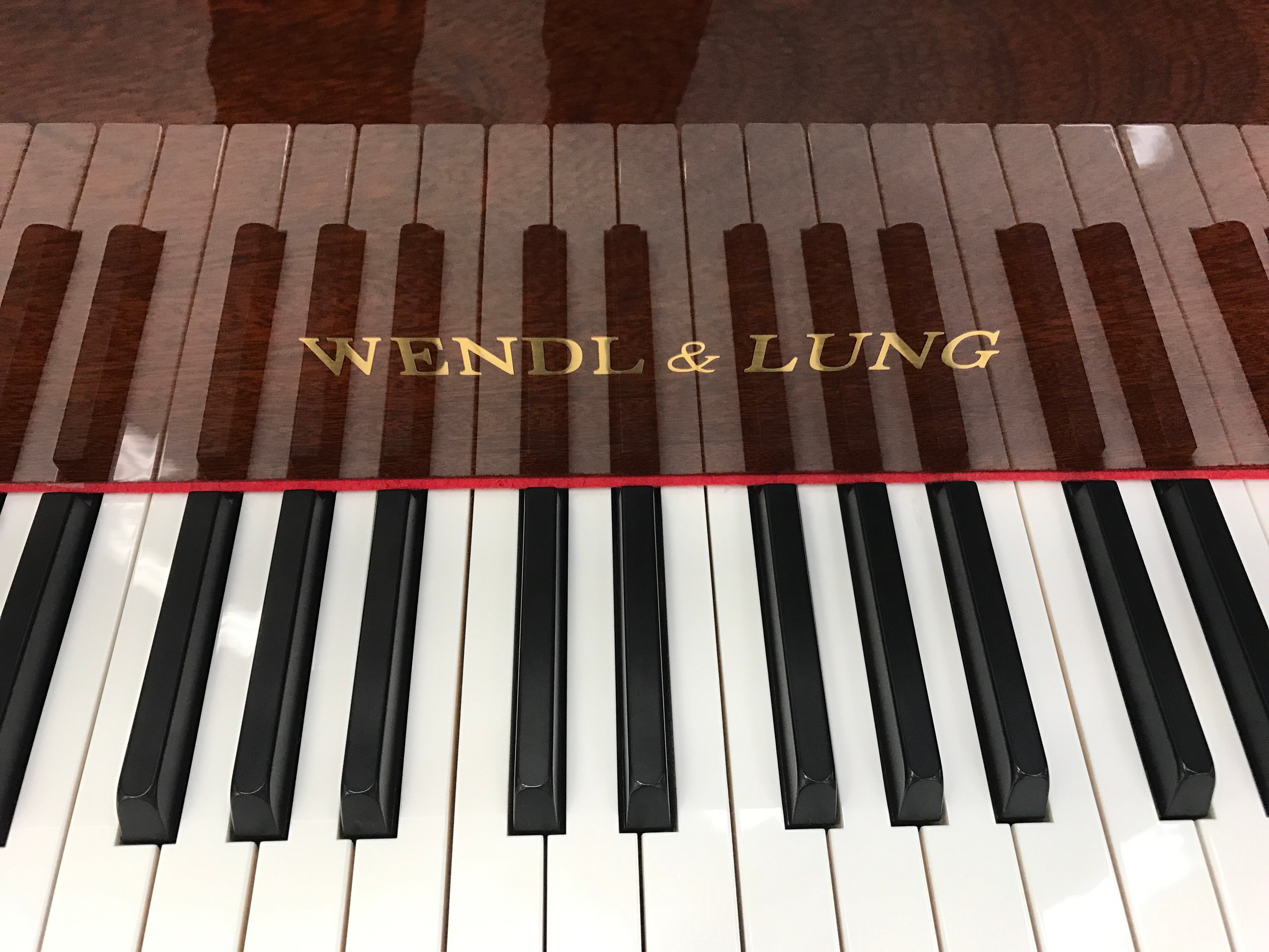 WENDL&LUNG(ウェンドルアンドラング) 小型グランドピアノのご紹介です