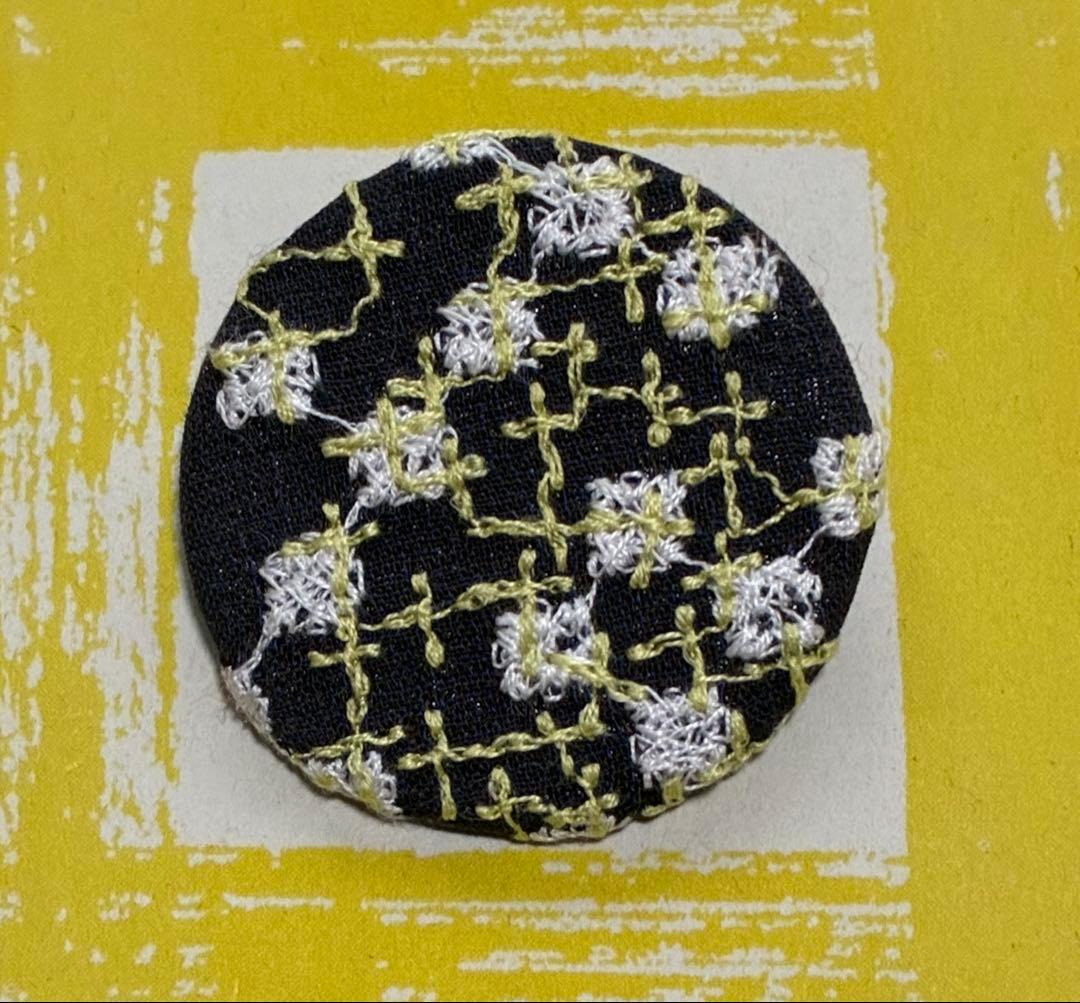 ミナペルホネンmina perhonenサンキューベリーバッジ ブローチ - メルカリ