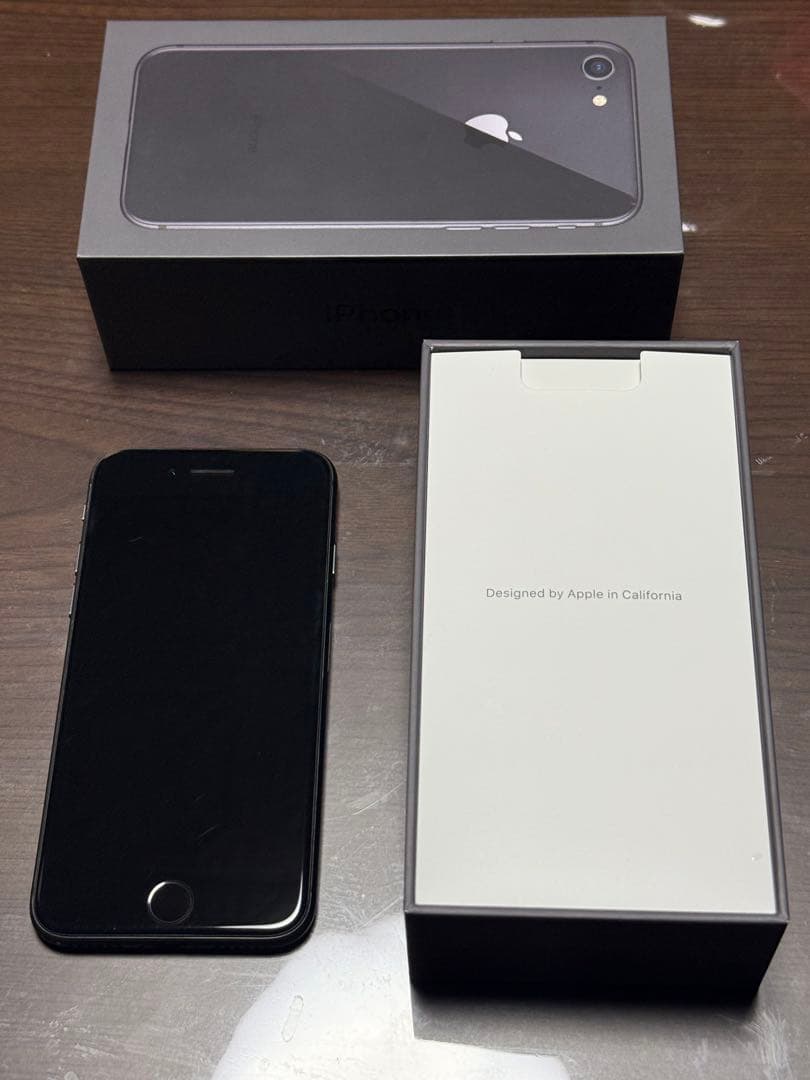 iPhone 8 箱あり・付属品無し SiMフリー 価格.com - 『左： iPhone6の箱と付属品 右：iPhone 8 plusの箱と付属