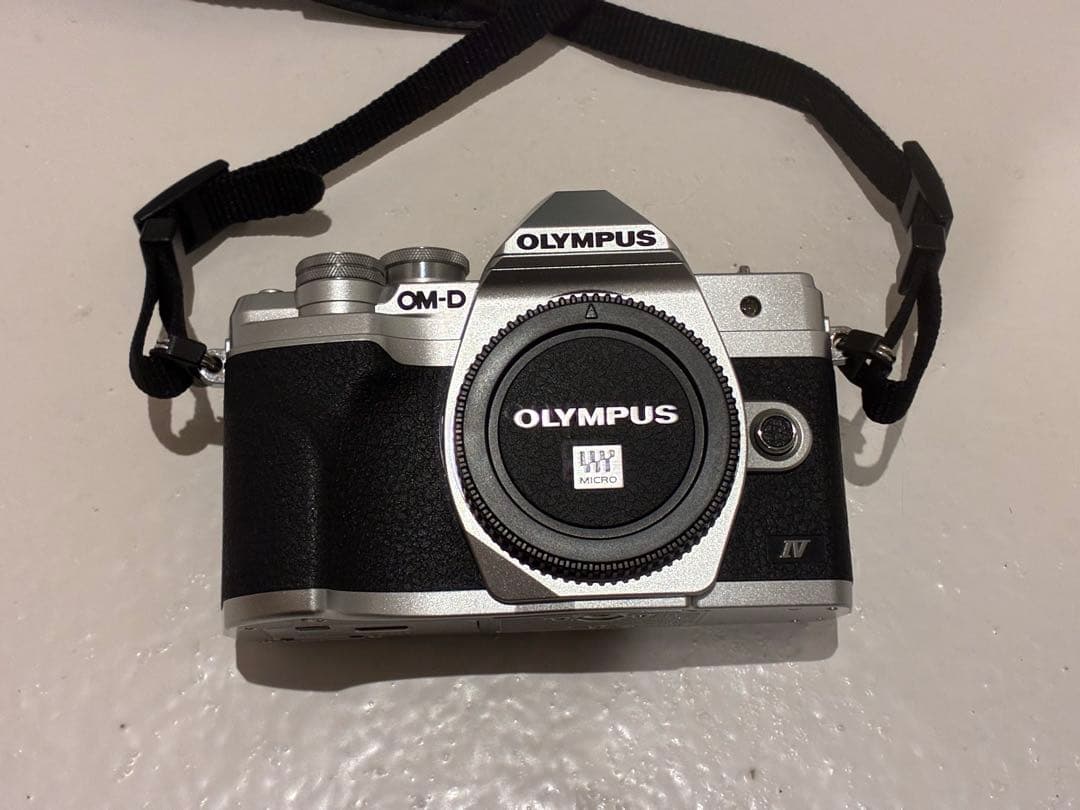 OLYMPUS OM-D E-M10 Mark IV シルバー Olympus E-M10 Mark IV, 14-42mm, Silver | £749.00 - Castle Cameras