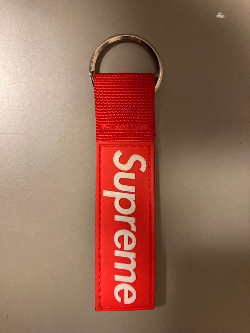 Supreme 赤 キーホルダー - メルカリ
