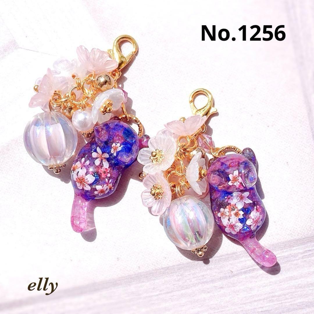 【sawasawa様】1256.琉球ガラス　夜桜　じゃれ猫　レジン　チャーム sawasawa様】1256.琉球ガラス 夜桜 じゃれ猫 レジン チャーム - メルカリ