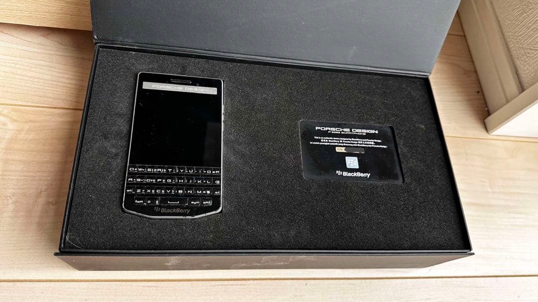 BlackBerry PORSCHE DESIGN P'9983 スマートフォン NEW] Blackberry Porsche Design P'9983 Carbon Fiber 64GB Factory