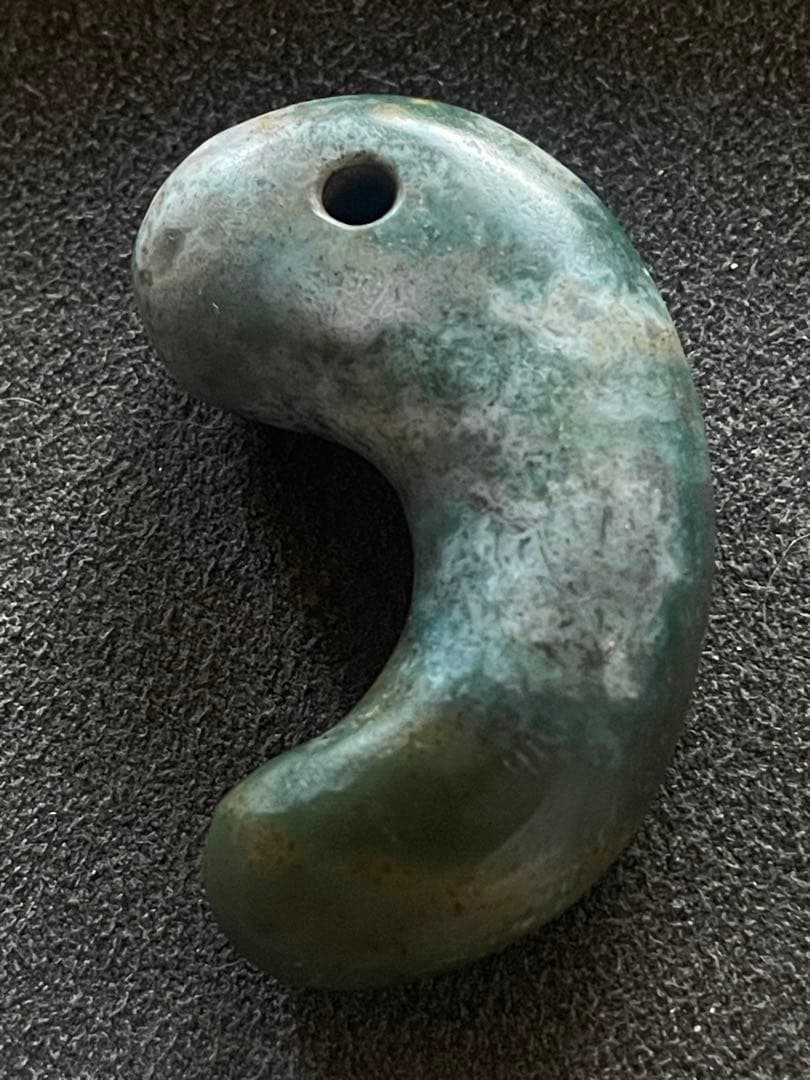 古墳時代 勾玉 瑪瑙 碧玉 出雲石 朱砂 出土品 - メルカリ