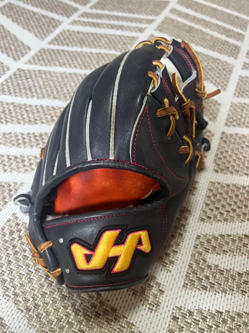 ハタケヤマ 硬式野球グローブ 黒/ピンクライン グラブホルダー付き ハタケヤマ 硬式野球グローブ 黒/ピンクライン グラブホルダー付き