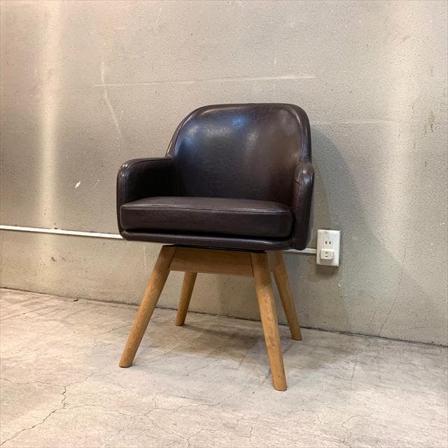 ウニコのピーヴォチェア unico(ウニコ)のPIIVO(ピーヴォ) 回転式チェアです。丸みのある