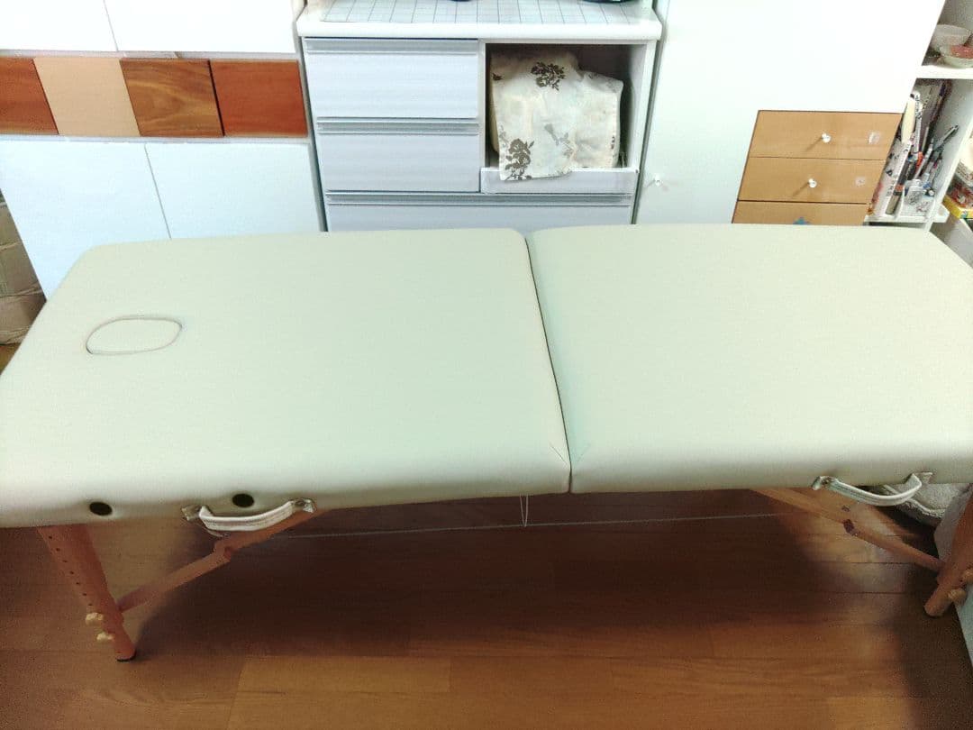 折りたたみ式マッサージベッド クリーム色 - メルカリ